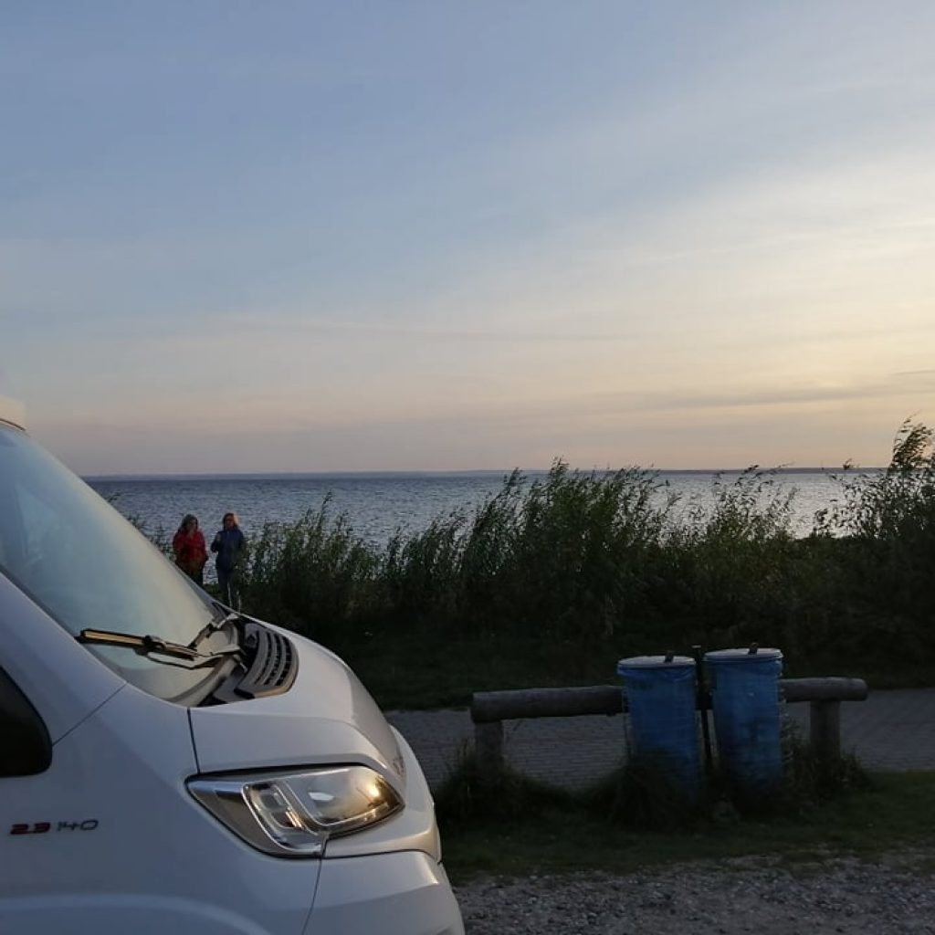Parking przed Kuznica 1024x1024 - Caravaning - pomorskie miejscówki, gdzie zatrzymasz się kamperem