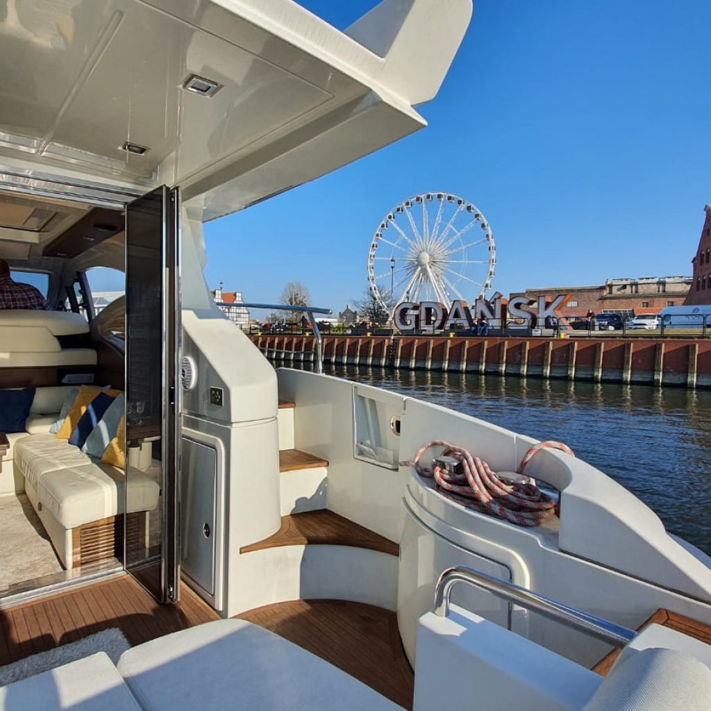Welcome onboard 1024x1024 - Premium Yachting: rejsy po Zatoce Gdańskiej i Bałtyku dla każdego