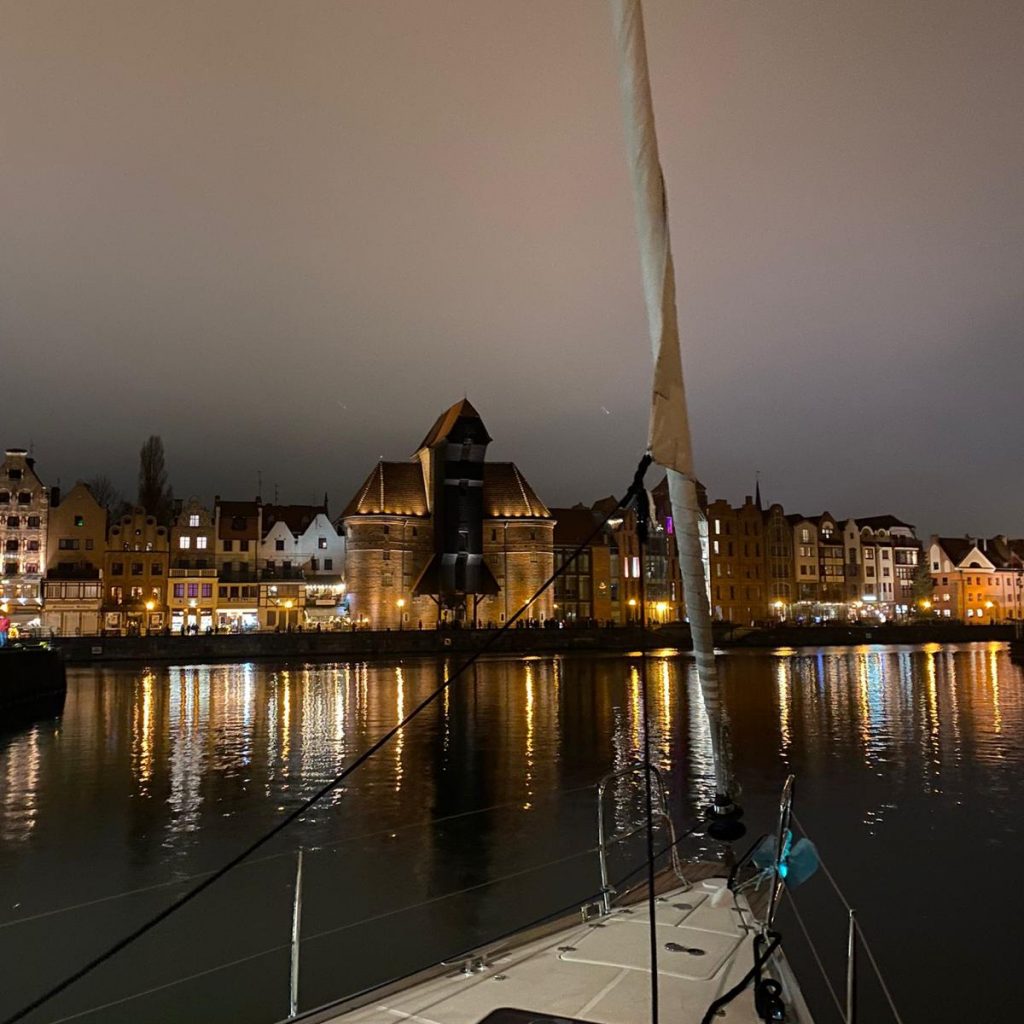 Zuraw i Motlawa noca 1024x1024 - Premium Yachting: rejsy po Zatoce Gdańskiej i Bałtyku dla każdego