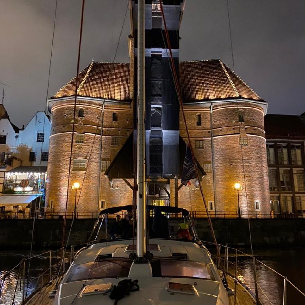zuraw gdanski motlawa marina gansk jacht nocny rejs 1024x1024 - Premium Yachting: rejsy po Zatoce Gdańskiej i Bałtyku dla każdego