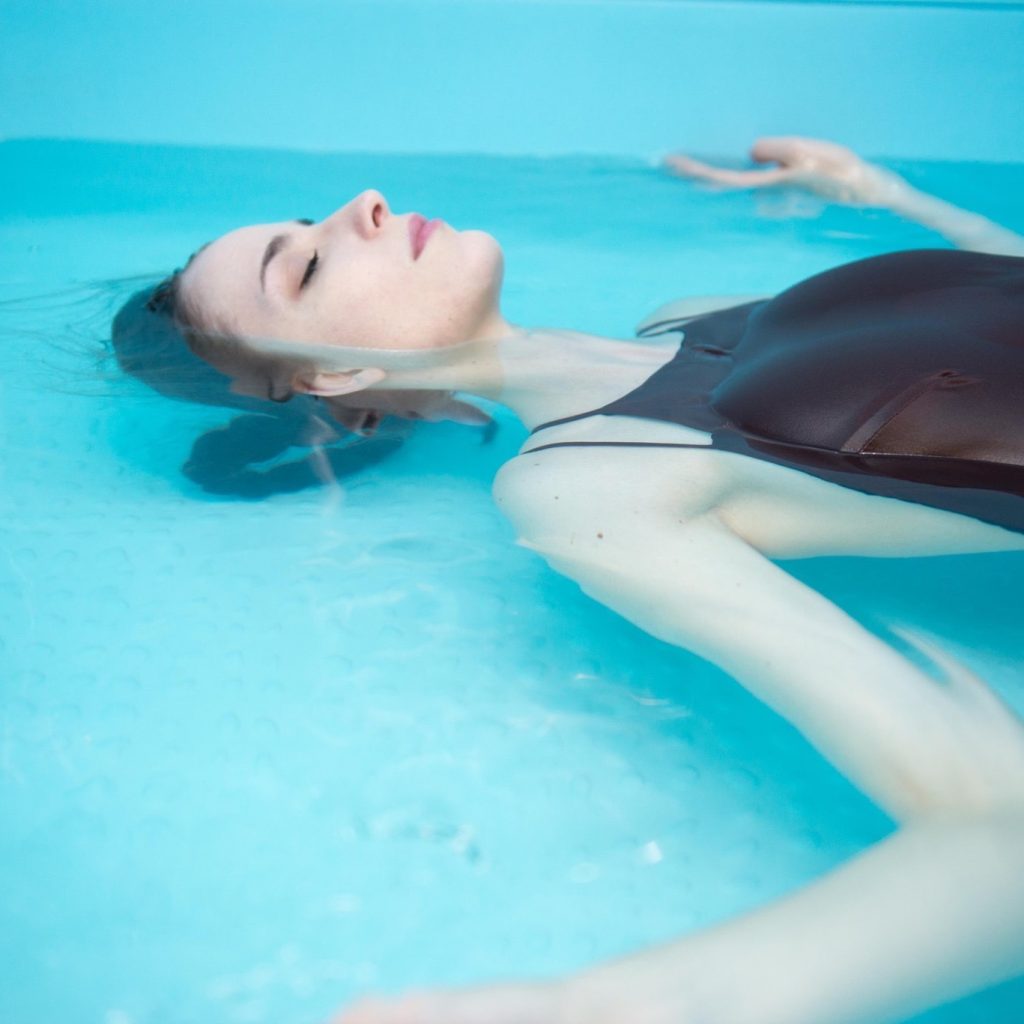 Terapia unoszenia sie na wodzie 1024x1024 - Dziewięć pomysłów na jesienny relaks w SPA