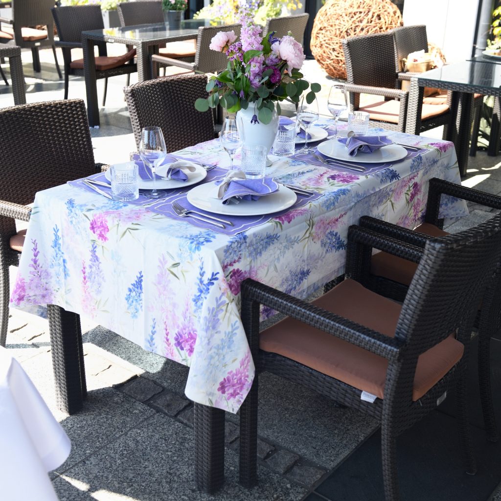 Spotkajmy sie przy stole Mercato 1 1 1024x1024 - „Spotkajmy się przy stole” w Mercato  - czyli ogrodowa aranżacja stołu